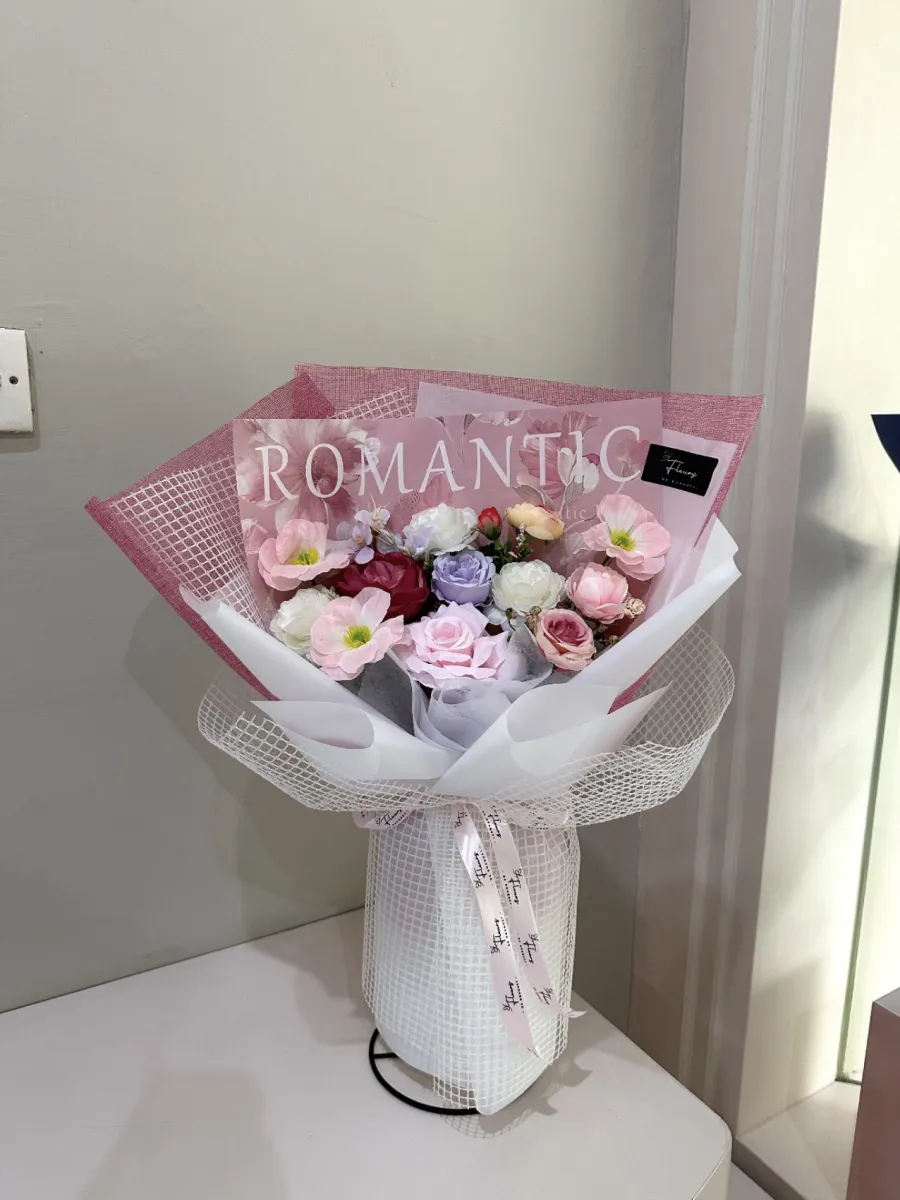 Mona Bouquet (L)